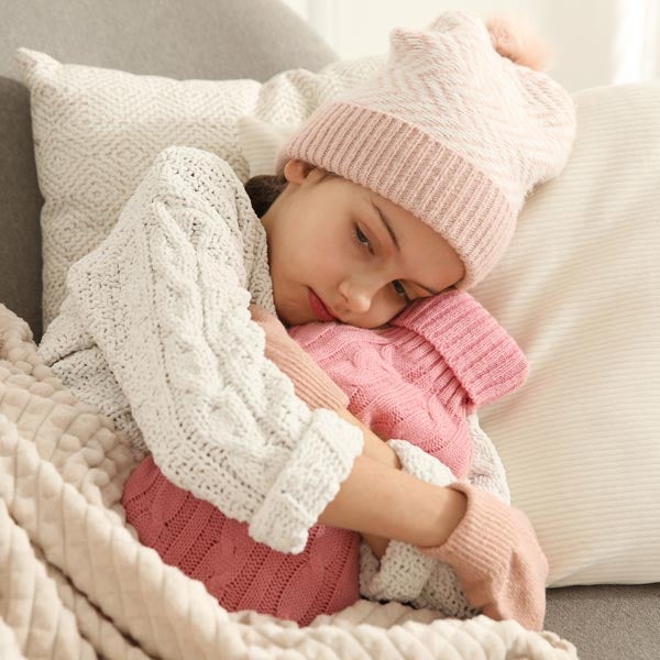 Wohlige Wärme in Form von Wärmekissen oder Wärmflaschen entspannen den Bauch. WOhlige Wärme in Form einer Wärmflasche schont den Kinderbauch.