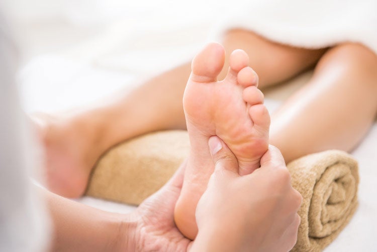 Frau bei der Fußmassage