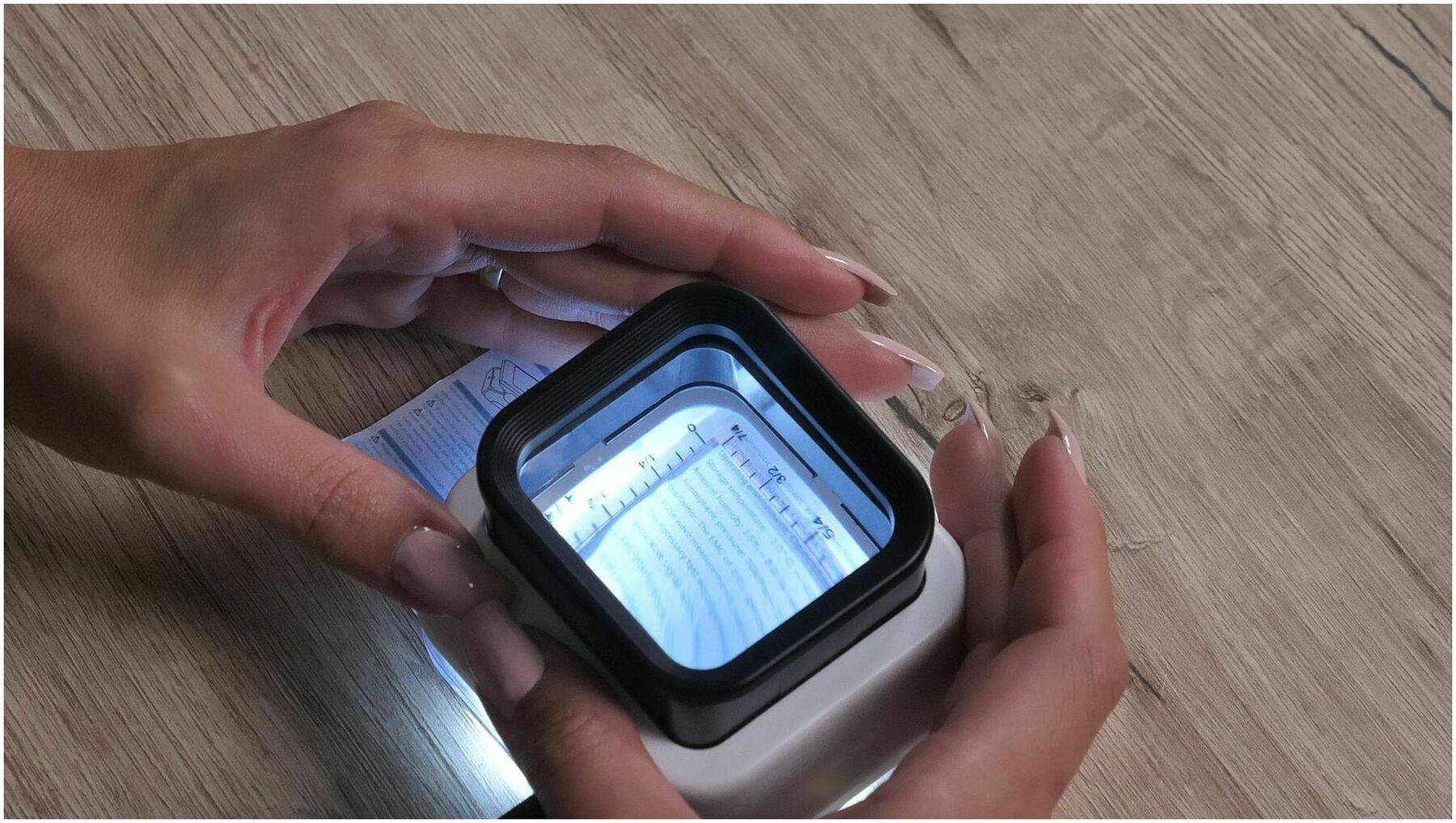Faltbare Leselupe mit LED und 3 Vergrößerungen