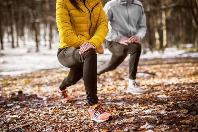 Pärchen beim Sport im Winter